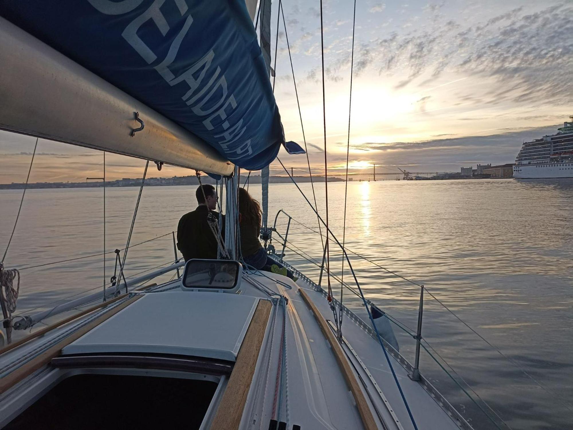 Be Local - Sleep Aboard The Santa Maria Sailing Boat In Lisbon Apartamento Exterior foto