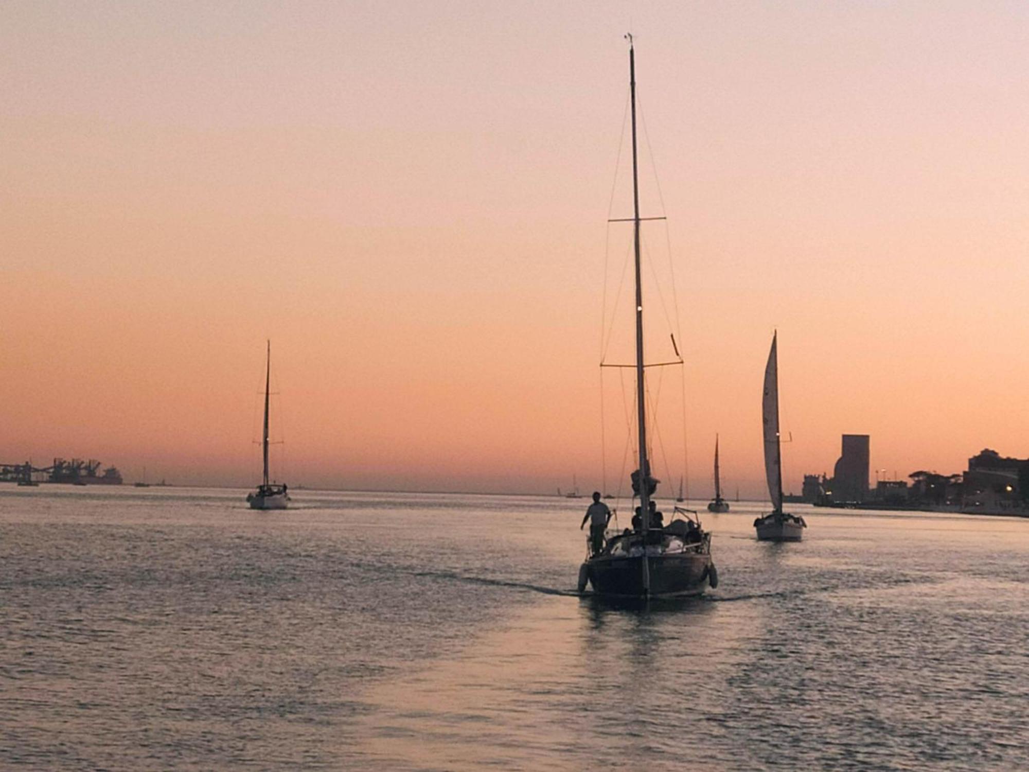 Be Local - Sleep Aboard The Santa Maria Sailing Boat In Lisbon Apartamento Exterior foto