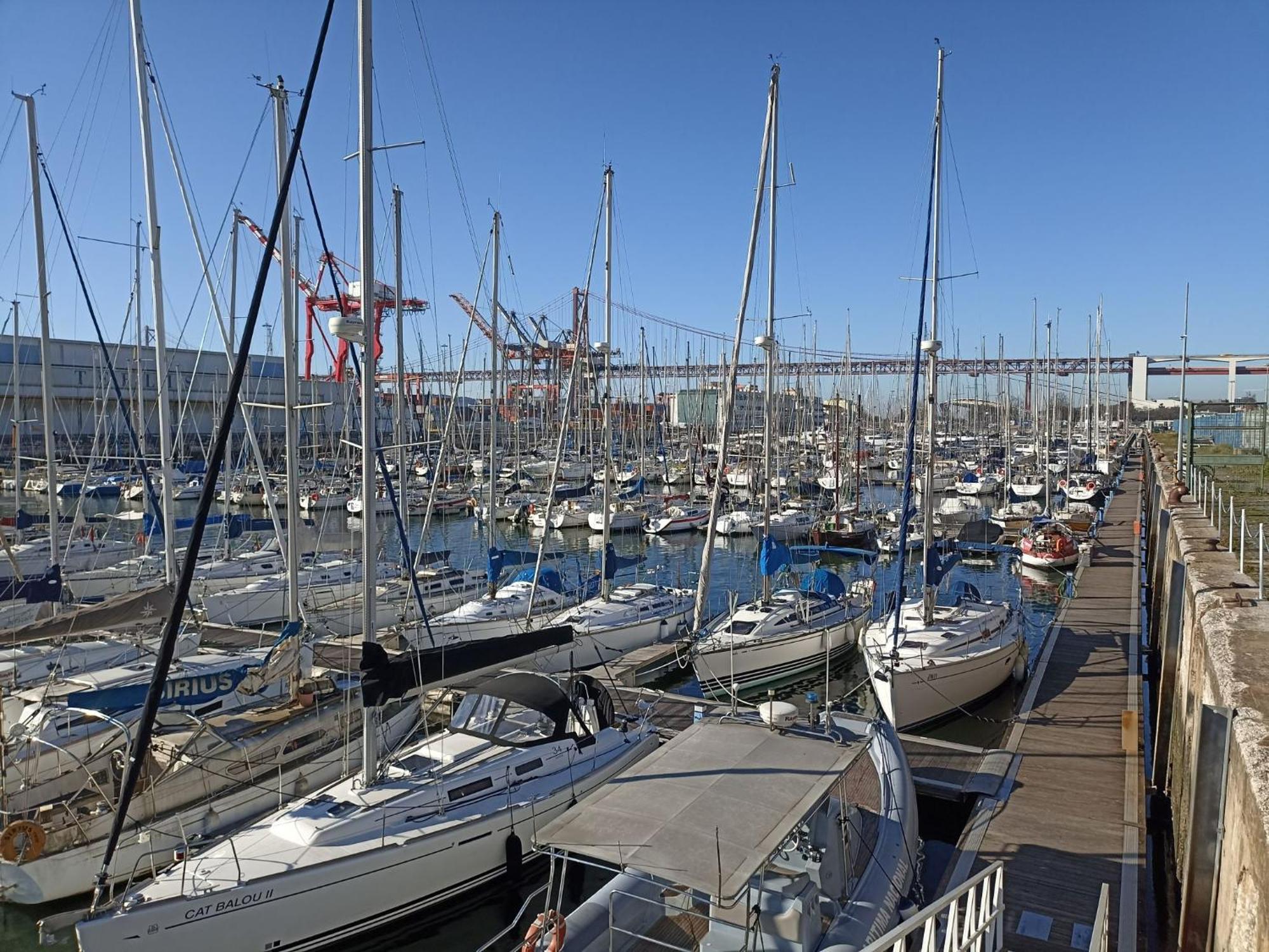 Be Local - Sleep Aboard The Santa Maria Sailing Boat In Lisbon Apartamento Exterior foto